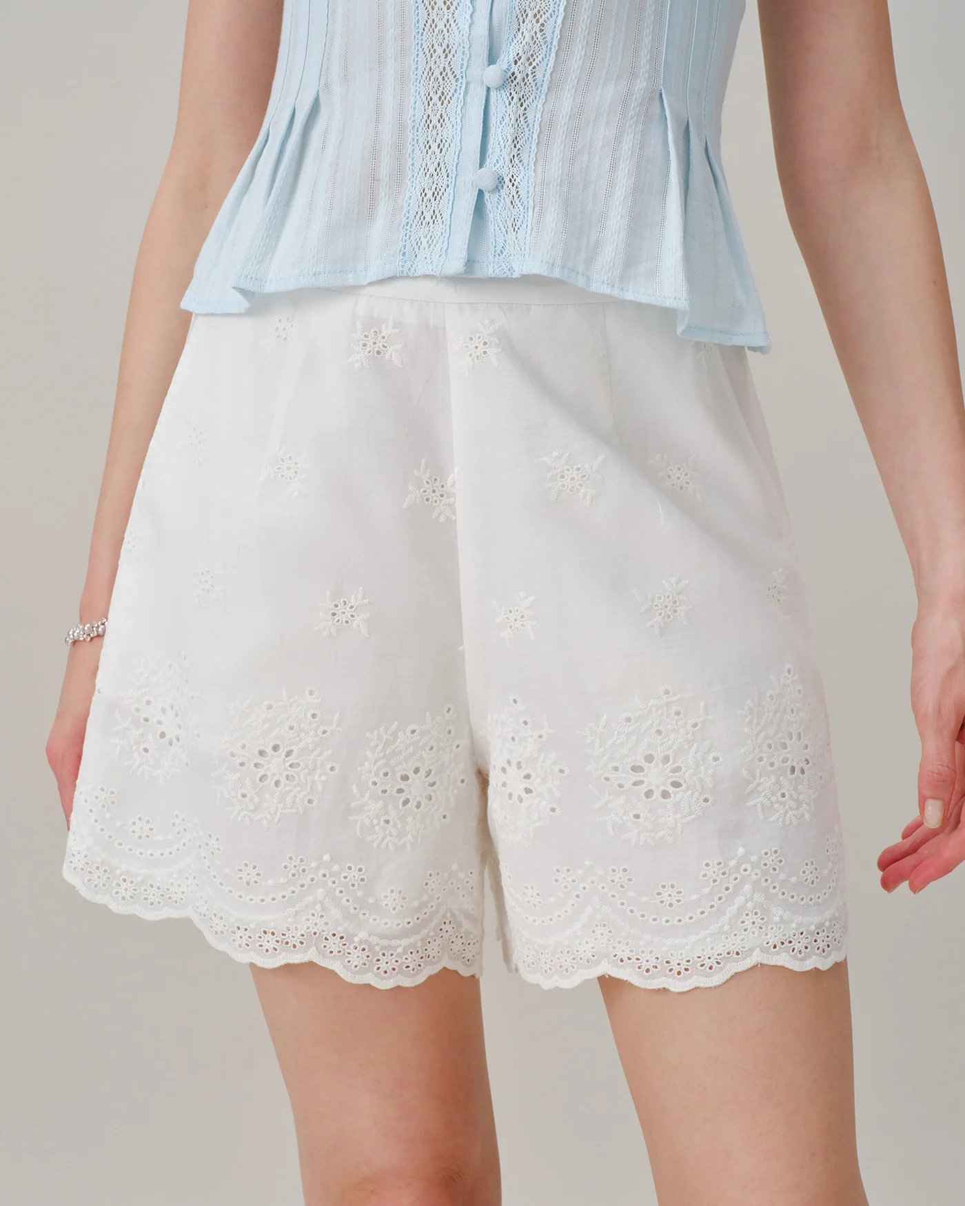 White Solid Embroidery Pockets Shorts