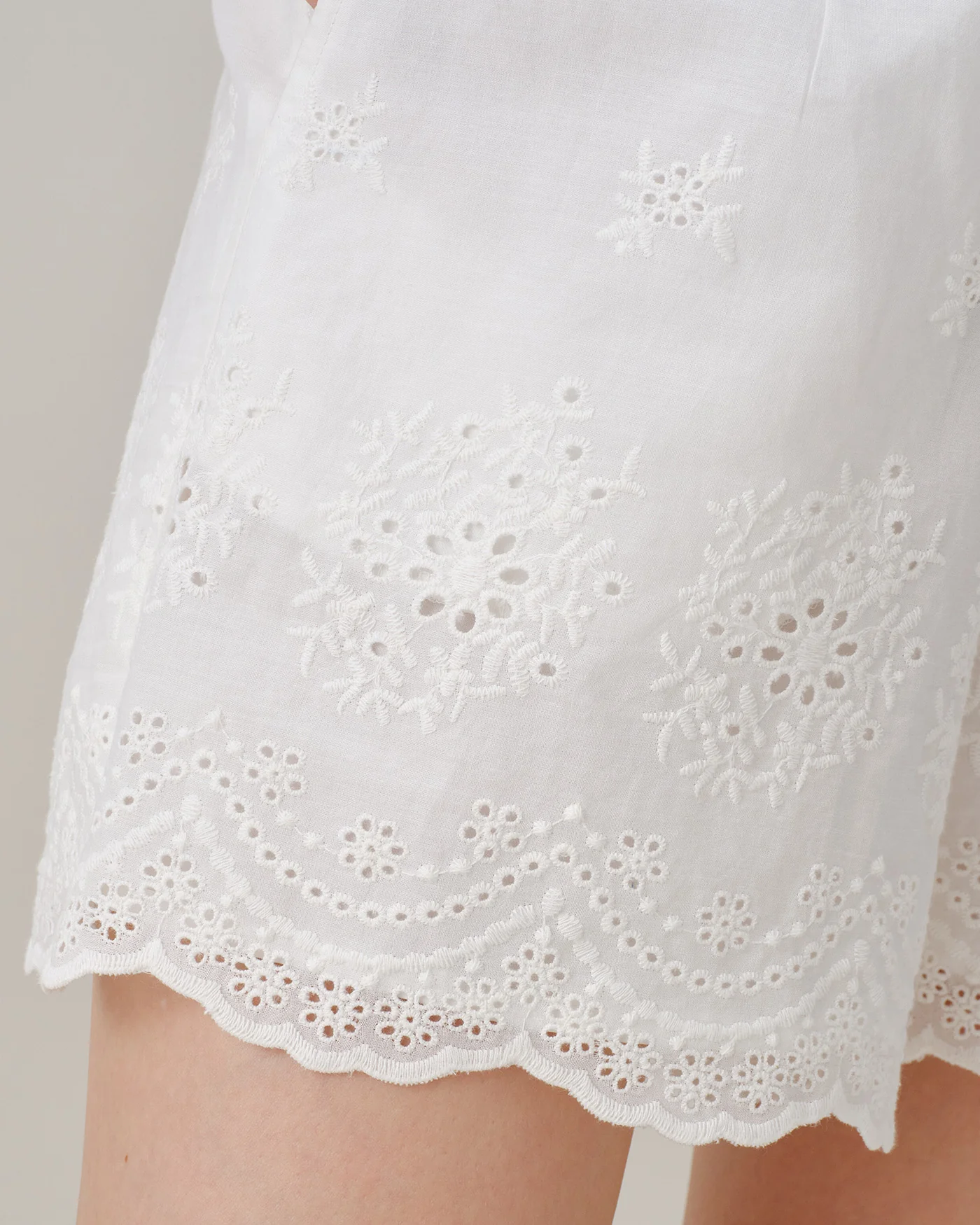 White Solid Embroidery Pockets Shorts - Image 3